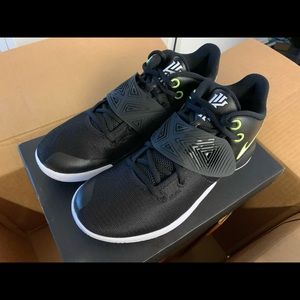 Kyrie Flytrap III Basketball Shoe